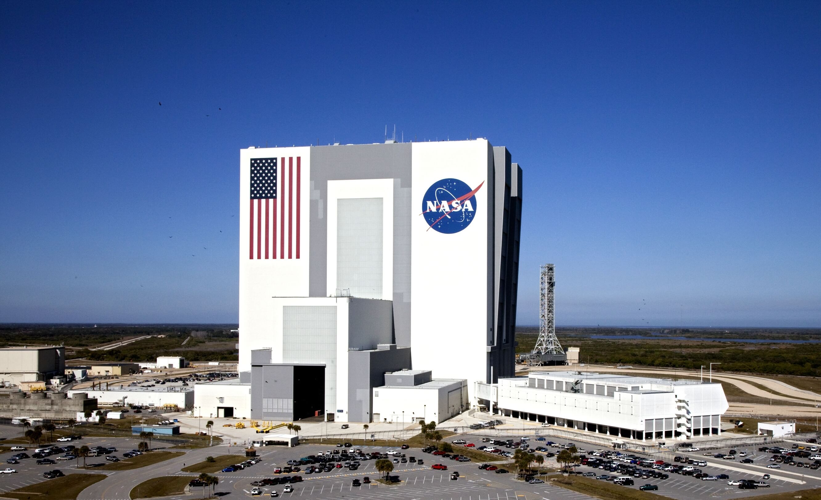 Наса город. Космический центр им. Кеннеди (США). Космический центр имени Джона Фицджеральда Кеннеди. Space Center Houston Хьюстон. Космический центр Кеннеди здание вертикальной сборки.
